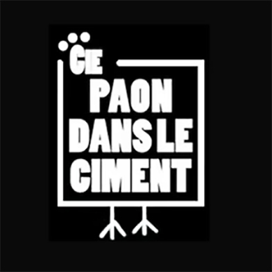 Cie Paon dans le ciment